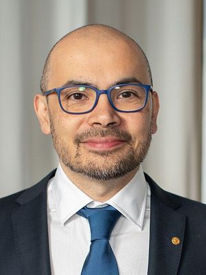 500px-Demis_Hassabis%2C_2024_Nobel_Prize_Laureate_in_Chemistry_7_%28cropped%29